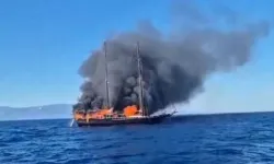 Bodrum’da turistlerin olduğu tekne yanarak battı!