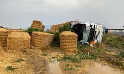 Denizli’de saman yüklü tır devrildi!