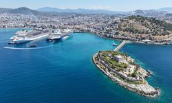Kuşadası'na demirlenen kruvaziyerler 10 bin turist getirdi