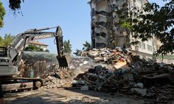 Sındırgı’da ağır hasarlı binalarda yıkım başladı