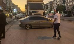 Ankara’da kamyon otomobili 500 metre sürükledi!
