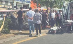Ankara’da refüje devrilen otomobilin yolcusu yaralandı