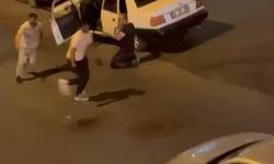 Esenyurt’ta sokak ortasında bıçaklı kovalamaca kamerada