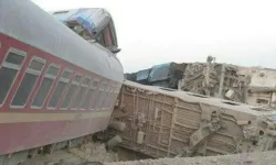 İran’da yolcu treni raydan çıktı: 30 yaralı!