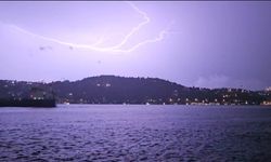 İstanbul'da yağış başladı şimşekler geceyi aydınlattı!