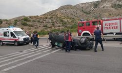 Lastiği kopan otomobil takla atarak durabildi!