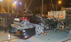 Van’da feci kaza: Otomobil park halindeki tırın altına girdi!