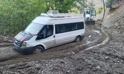 Adana Feke'de şiddetli yağış nedeniyle mahsur kalan araçlar kurtarıldı!