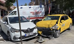 Burdur’da taksi ile otomobil çarpıştı