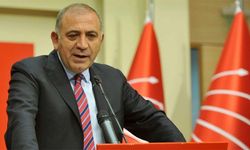 Gürsel Tekin’den CHP’ye katılan üyelere rozet