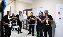 Mamak Belediyesi kreşlerde bando ile karşıladı
