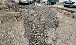 İzmir Bayraklı'da yollar yağıştan dere yatağına döndü!