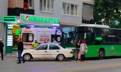 Pamukkale’de otomobil ile belediye otobüsü çarpıştı!