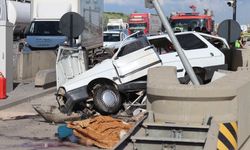 Mersin gişelerinde otomobil beton bariyere çarptı, 2 ölü!