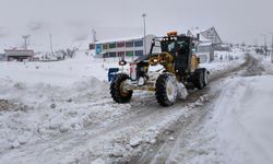 Sivas'ta yoğun kar nedeniyle yerleşim yerlerine ulaşım sıkıntısı yaşanıyor