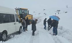 2600 rakımlı bölgede kara saplanan yolcular belediye ekiplerince kurtarıldı