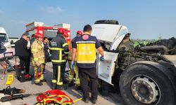 Bursa’da süt tankeri tıra çarptı: Sürücü araçta sıkıştı