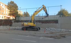 Edirne’de riskli okul duvarı yıkıldı, yenisi inşa ediliyor