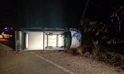 Bilecik’te pikap PTS direğine çarptı