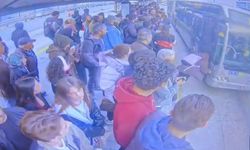 Metrobüs durağında korku dolu anlar: Bayılan genç kız aracın önüne düştü