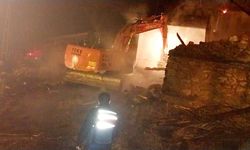 Feke’de çıkan ev yangınında bir ev tamamen kül oldu