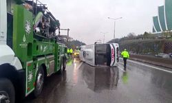 Devrilen servis minibüsünde 5 kişi yaralandı