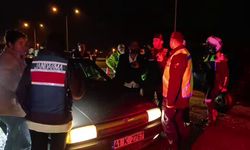 Trafik denetiminde zor anlar: Alkollü sürücü direniş gösterdi