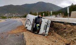 Kontrolden çıkan kamyonun devrilmesi sonucu sürücü yaralandı