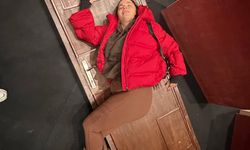 Ünlü oyuncu Aslı Bekiroğlu'nun sahnede kafasına kapı düştü!