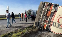 Adapazarı’nda tanker devrildi, sürücü hastaneye kaldırıldı