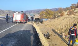 Besni’de otomobil şarampole yuvarlandı