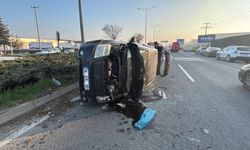 Bolu D-100’de otomobil refüje çarparak devrildi