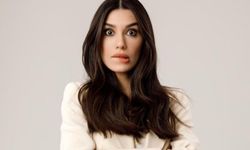 Burcu Kıratlı dantelli mini elbisesiyle gündem oldu