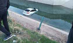 Diyarbakır’da trafik kazası: Araç kanala uçtu