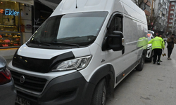 Sol şeritte faciadan dönüldü: Kamyonet kadının ayağını ezdi