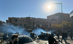 İran’da protestocular Kaymakamlık binasına saldırdı