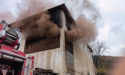 İnegöl’de depo yangını: Meyve kasaları küle döndü