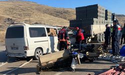 Malatya-Ankara yolunda minibüs tıra arkadan çarptı