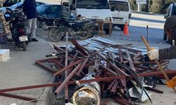 Mersin’de şiddetli rüzgar: Çatı uçtu, trafik aksadı