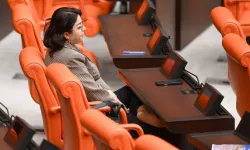 Öznur Bartın, Genel Kurul’u ayakkabılarını çıkararak izledi