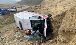Muş Devlet Hastanesi dönüş yolunda ambulans devrildi