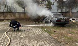 Kurtalan’da park halindeki otomobil alev aldı