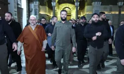 Eş-Şara, Zafer Yıl Dönümü'nde Emevi Camii’nde namaz kıldı