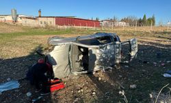 Uşak-Ulubey'de otomobil tarlaya uçtu