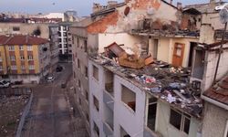 Zeytinburnu'nda binanın çatısı çöktü, 3 araç ağır hasar aldı