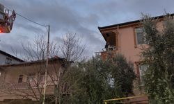 Çatı katında çıkan yangın lodosun etkisiyle komşuya sıçradı
