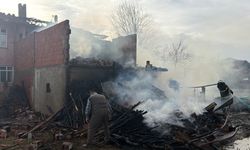 Ahırda başlayan yangın eve sıçradı