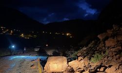 Marmaris'te toprak kayması trafiği sekteye uğrattı