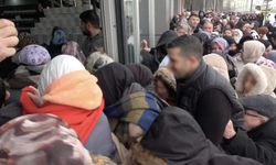 Bursa’da indirim izdihamı: Saatlerce soğukta beklediler