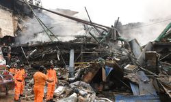 Pakistan'da avm yangını can pazarına dönüştü